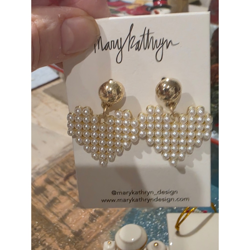 Mary Kathryn Design Pearl Heart Dangle Earrings Gold Tone - Picture 3 of 5
